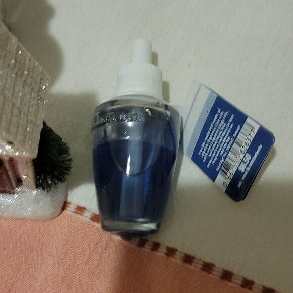 New Light Up Bath and Body Works Holiday Cottage Wallflower Plug In & Bulb - Picture 3 of 8